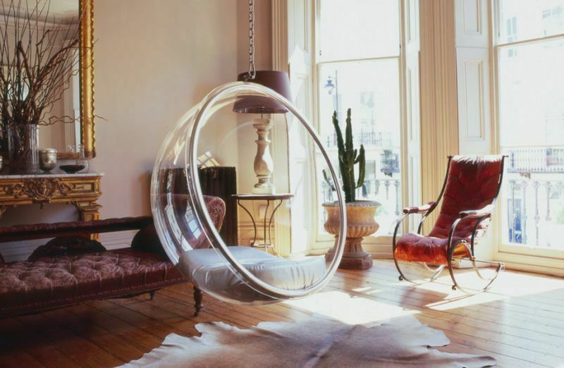 Прозоре підвісне крісло-бульбашка у вітальні