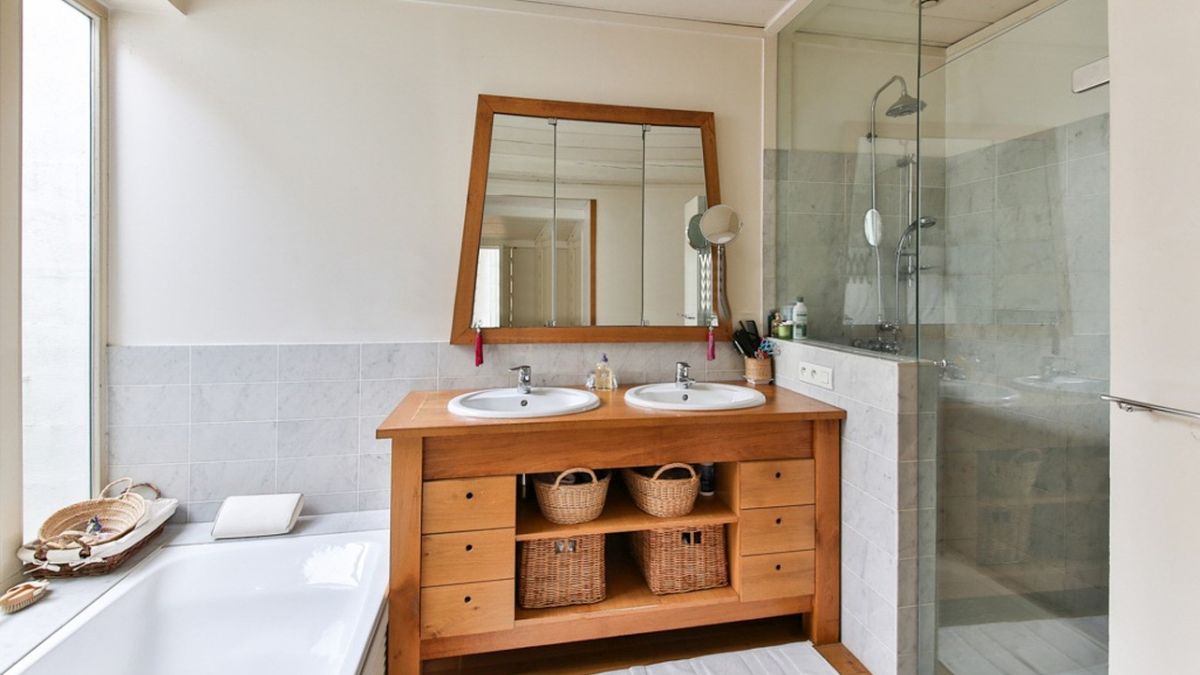 Скляна перегородка у ванній кімнаті: переваги та недоліки