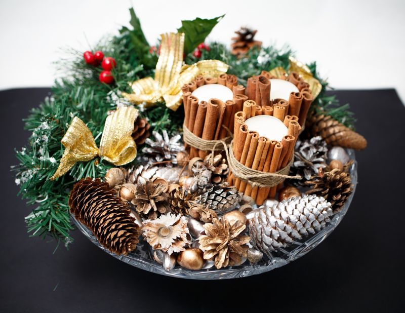 Новорічна композиція з природних матеріалів: шишки, горіхи, кориця та свічки