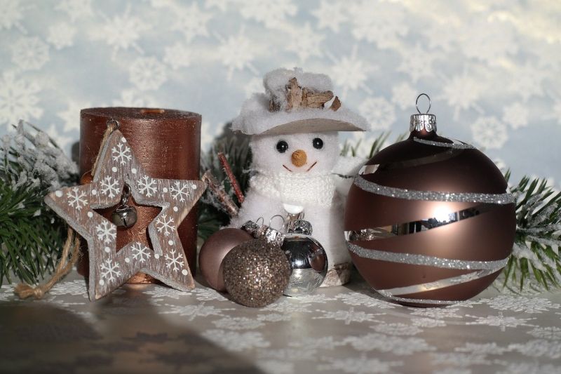 Новорічний декор у ретро-стилі з ватяним сніговиком, дерев'яними прикрасами та скляними ялинковими кулями