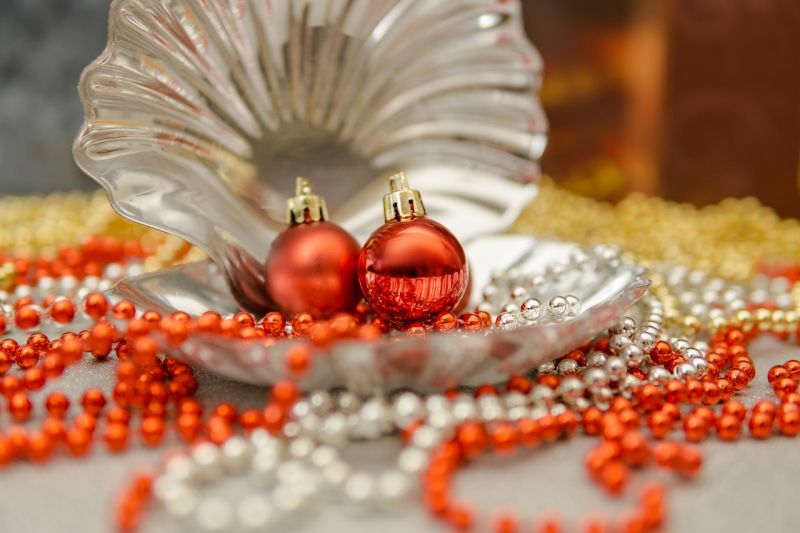 Новорічний декор: перламутрова скринька у вигляді мушлі чудово поєднується з червоними кульками та блискучим намистом