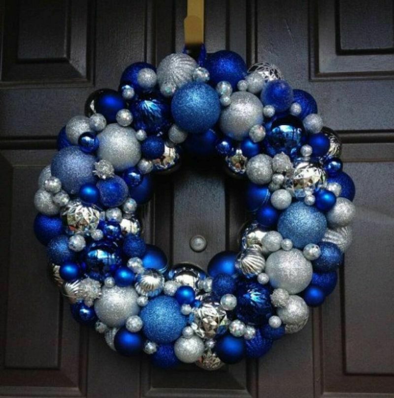 Ялинкові кульки сріблястих і синіх відтінків, зібрані у віночок для дверей