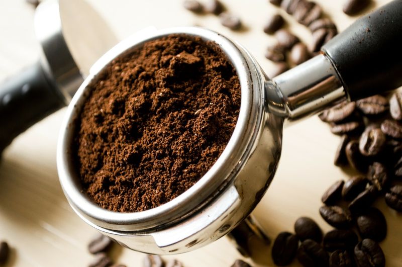 Бабусині секрети - використовувати кавову гущу для прочищення каналізаційних труб