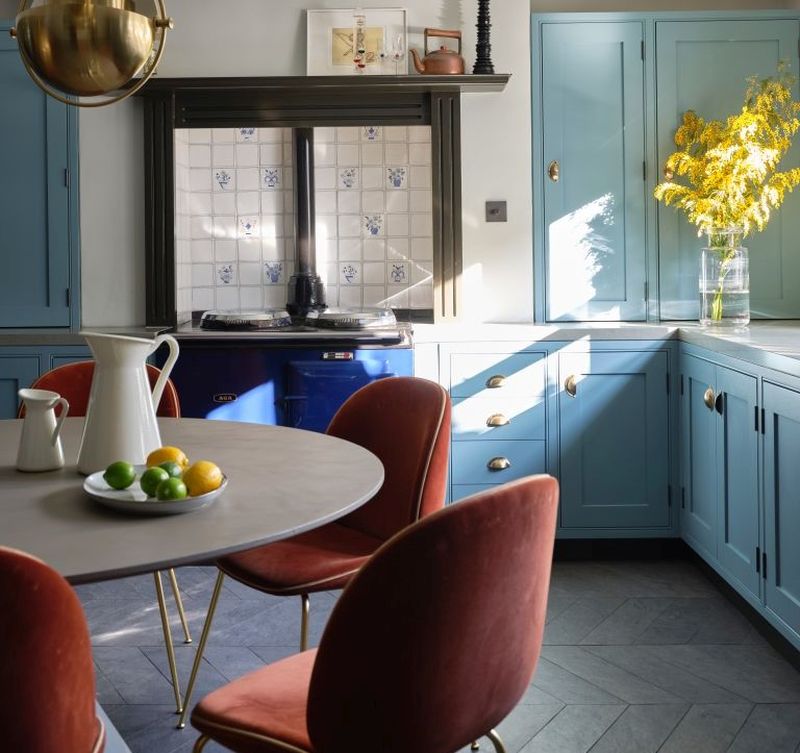 Модні тренди 2022 на кухні: небесно-блакитний колір в інтер'єрі
