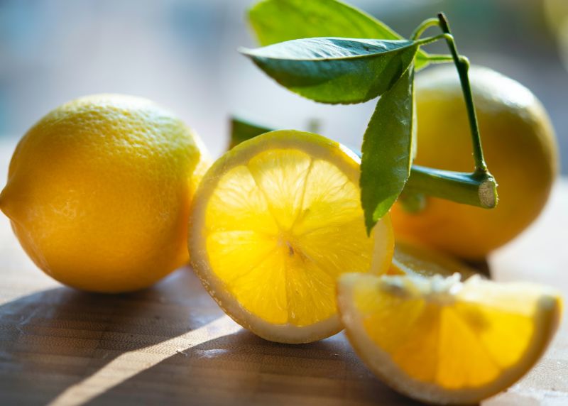 Лимон нейтралізує неприємні запахи у холодильнику