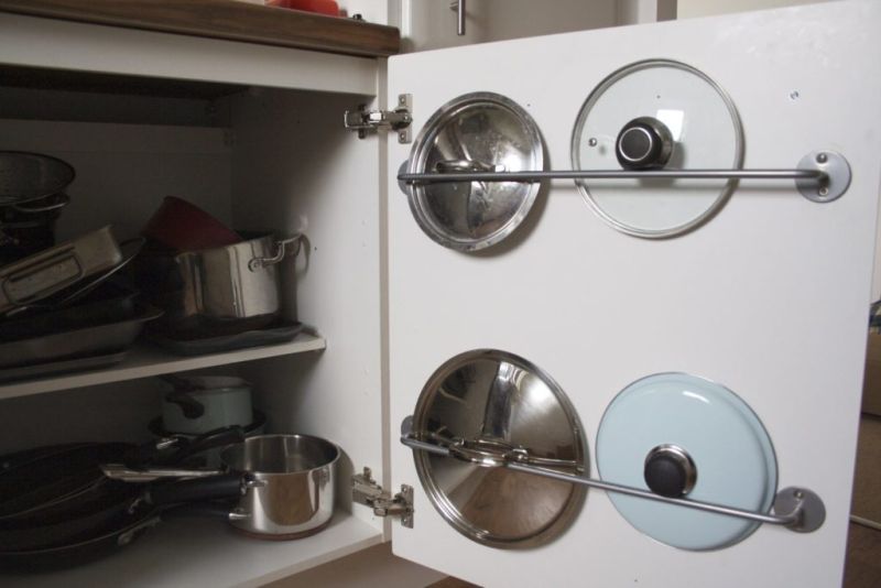Ідеї для зберігання сковорідок і каструль на маленькій кухні