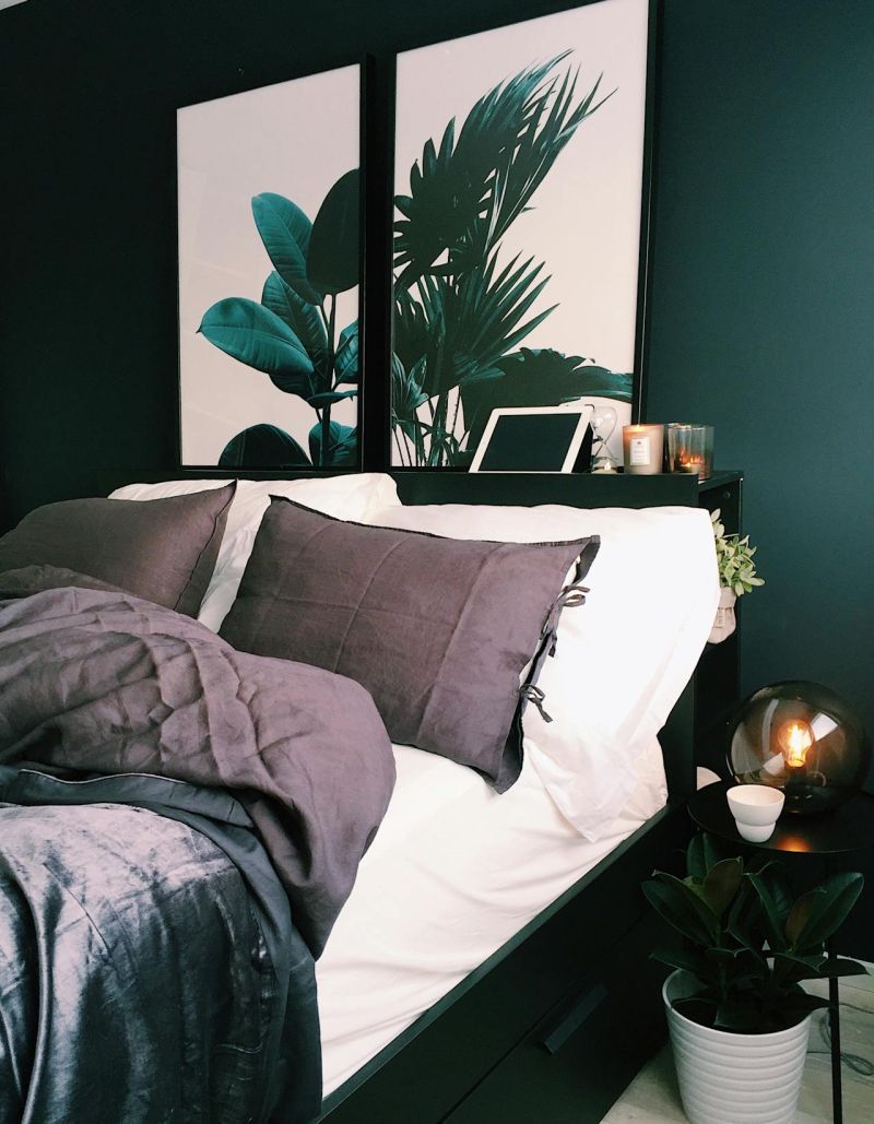 Рослини, картина та класичні кольори підкреслюють розкішний інтер'єр спальні